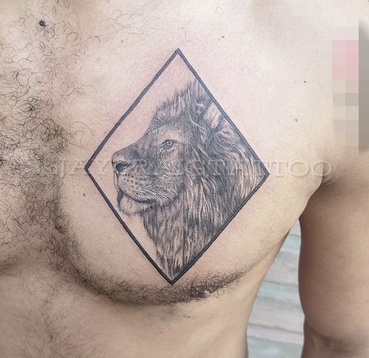男生胸部黑白灰风格点刺技巧几何元素狮子王纹身动物图片