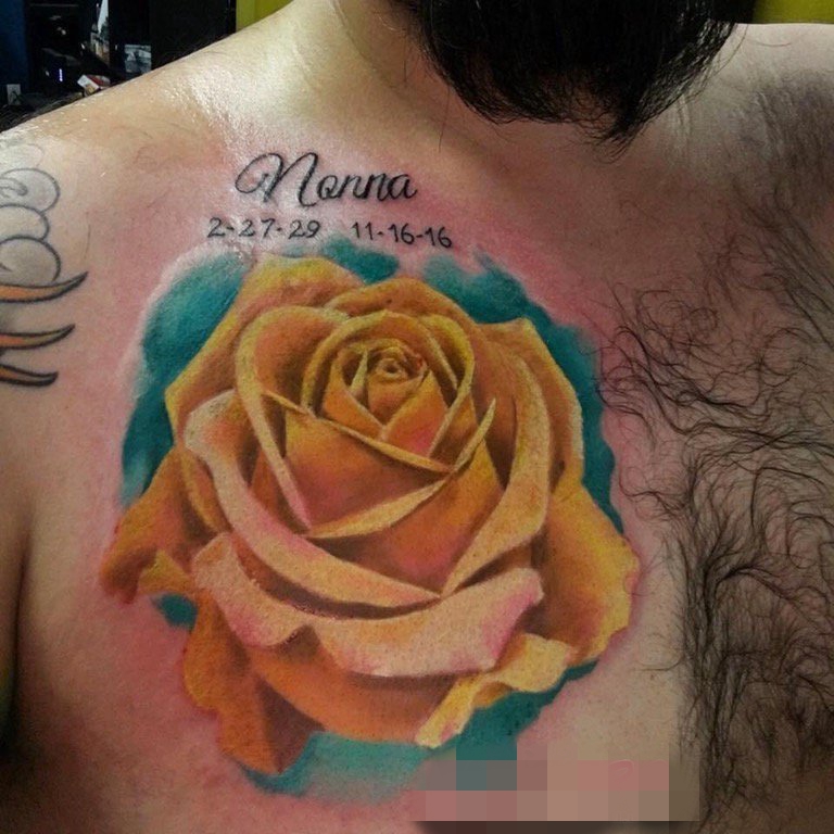 男性胸部植物玫瑰花彩色纹身图片