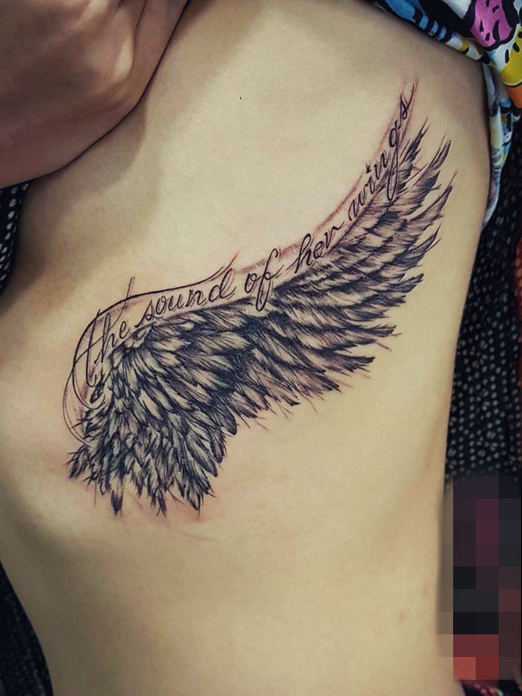 女生侧腰黑白灰风格有意义的英文句子天使翅膀纹身图案