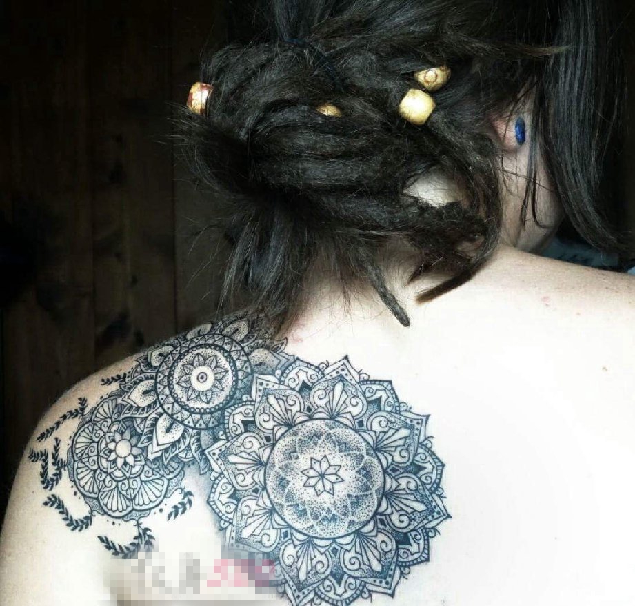 女生后背简约线条纹身花朵纹身图片