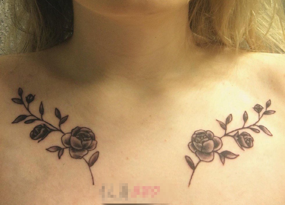 女生双肩对称黑白灰点刺植物花朵纹身图片