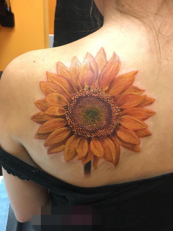 女生肩部彩绘技巧简约线条小清新植物向日葵纹身图片