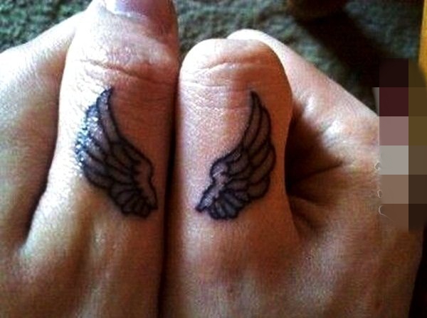 黑白个性的简单线条天使翅膀纹身图案