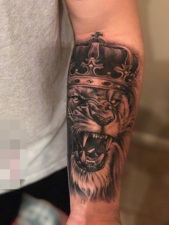 男生手臂上黑白素描点刺技巧动物狮子头纹身图片