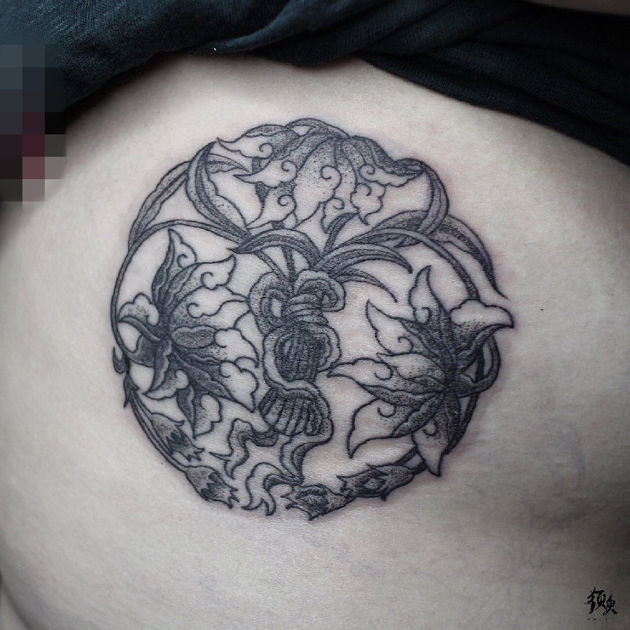 女生侧腰上黑白点刺植物抽象线条花朵纹身图片