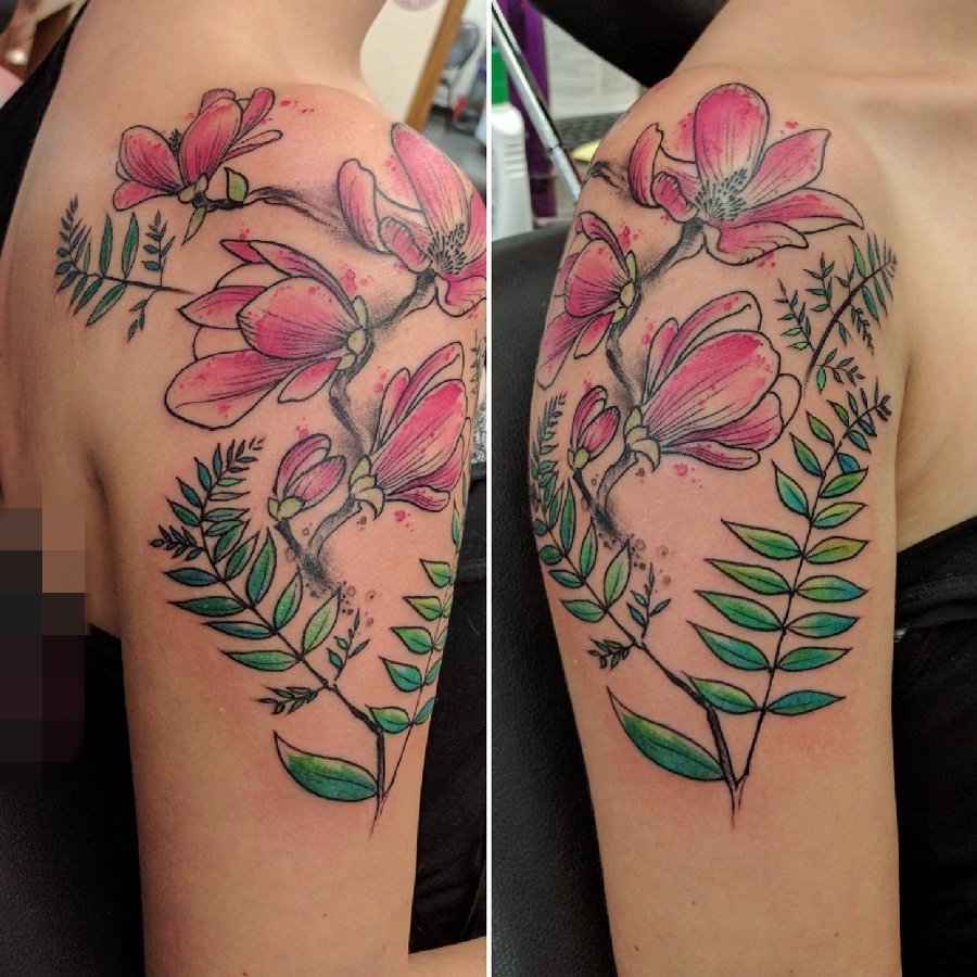 女生手臂上彩色渐变植物素材花朵纹身图片
