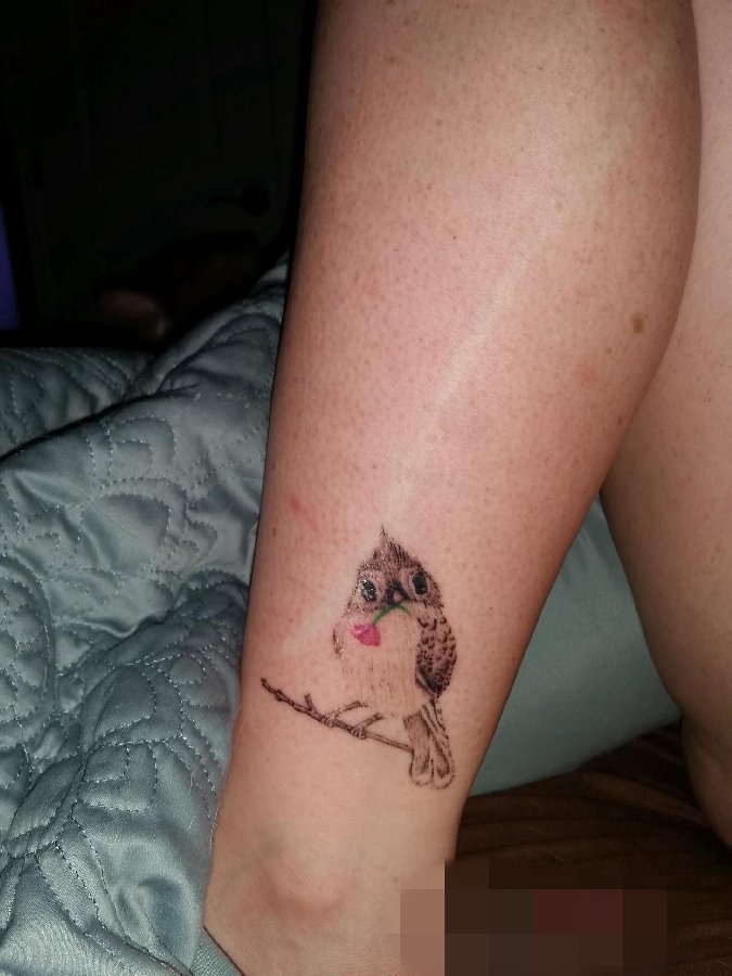 女生小腿上黑白点刺动物生动的小鸟纹身图片