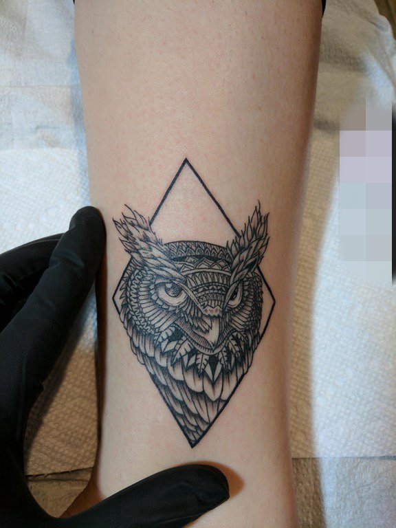 手腕上黑白线条几何元素动物猫头鹰纹身图片