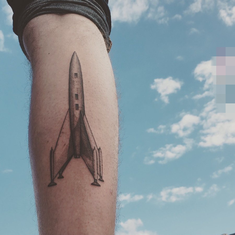 小腿上黑白点刺几何线条火箭纹身图片