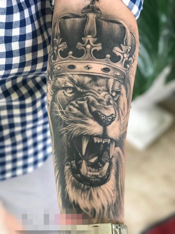 男生手臂上黑白动物点刺技巧狮子纹身图片
