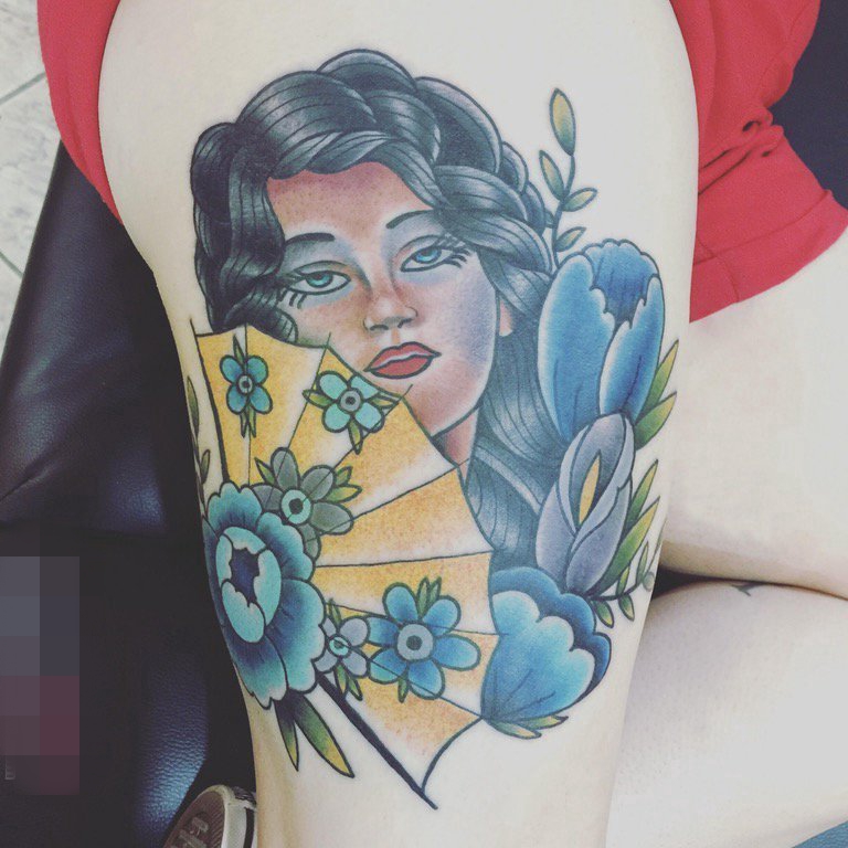 女生大腿上个性彩色肖像纹身图片