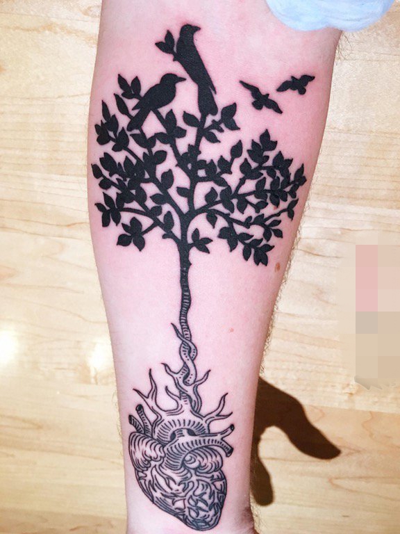 手臂上黑白植物生命树纹身图片