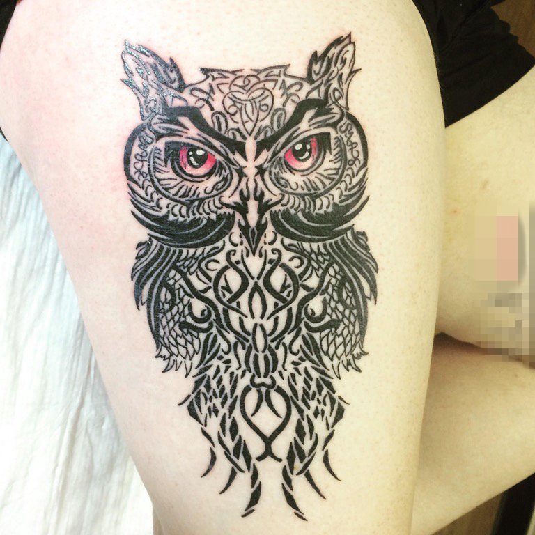 女生大腿上黑白小动物几何线条猫头鹰纹身图片