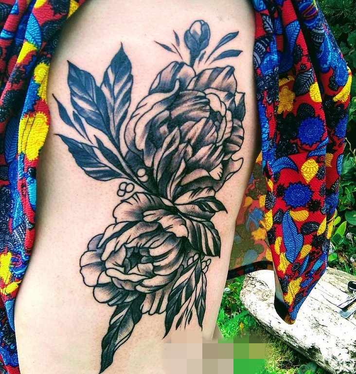 女生大腿上黑白植物点刺技巧花朵纹身图片