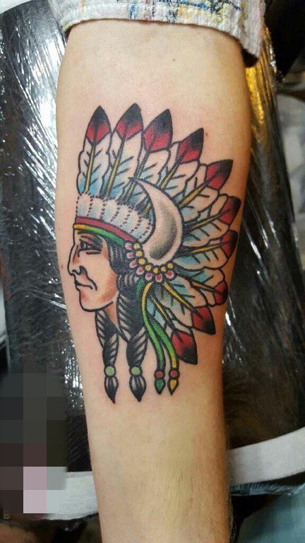 女生手臂上彩绘印第安人像纹身图片
