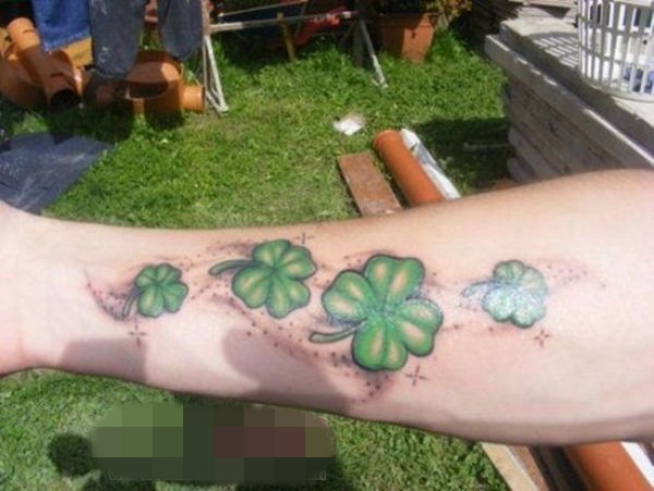 女生手臂上绿色水彩植物四叶草纹身图片