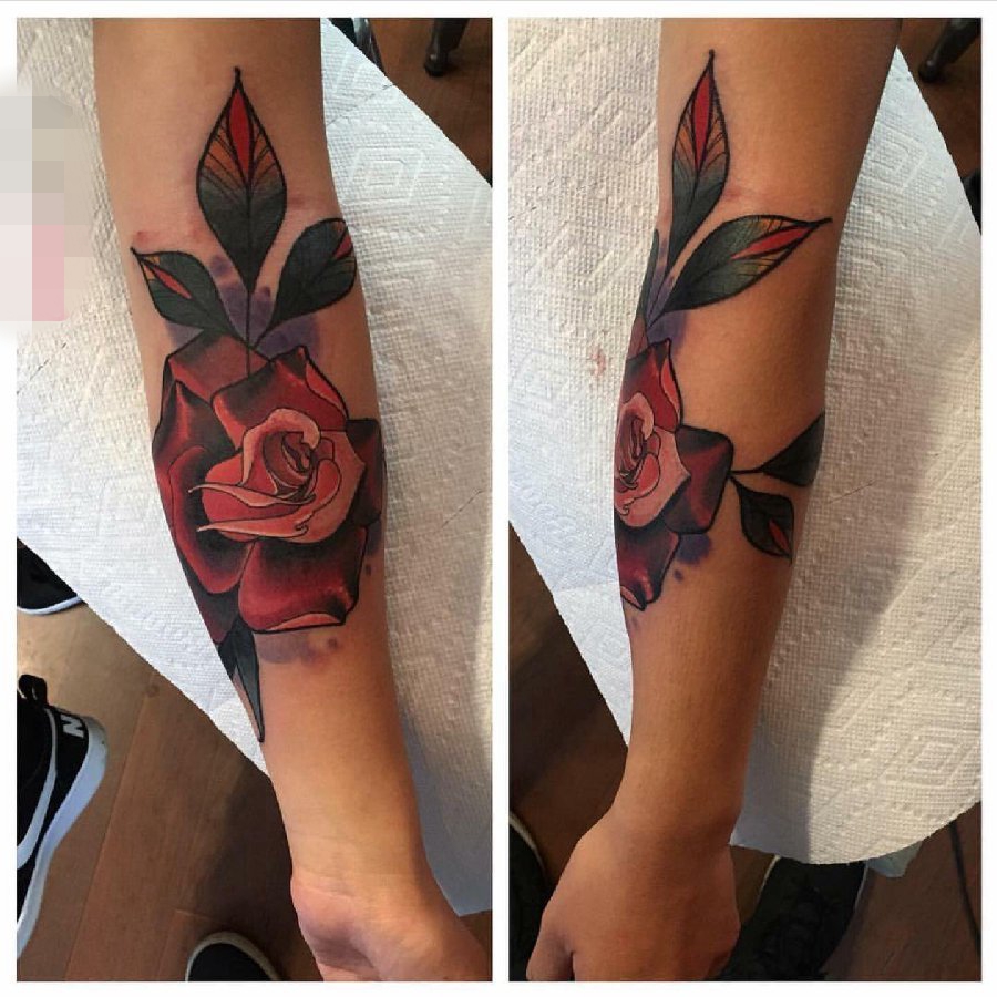 女性手臂上彩色植物颜料纹身玫瑰花水彩纹身图片
