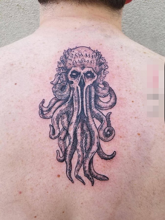 男生背部黑色点刺技巧小动物章鱼和骷髅纹身图片