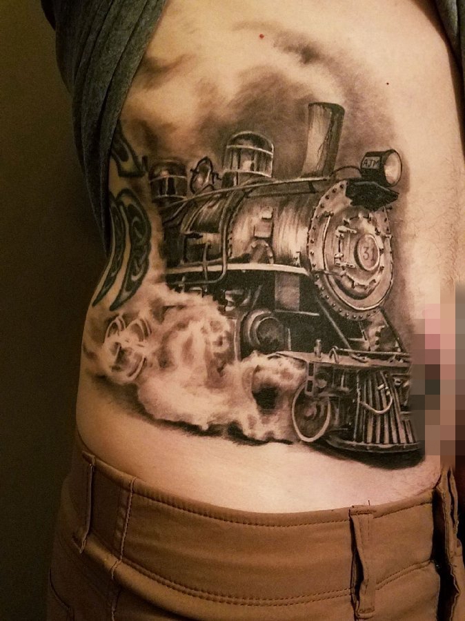 男生侧腰上黑灰点刺技巧抽象线条火车头纹身图片