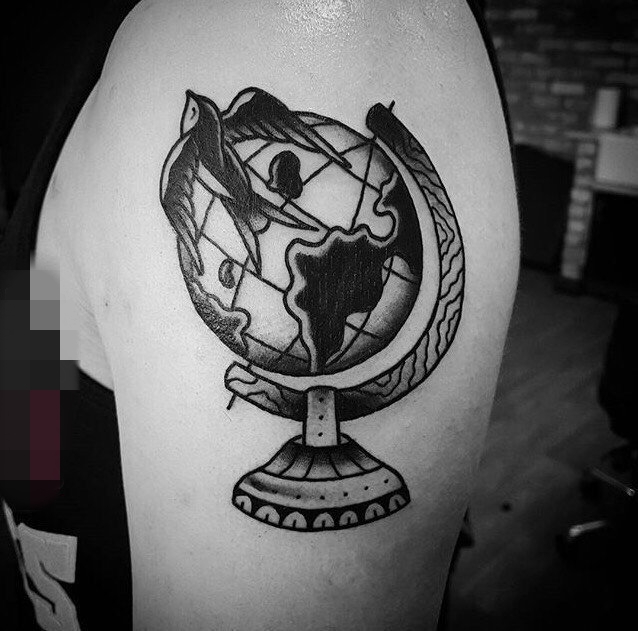 男生手臂上黑色点刺技巧几何元素地球仪纹身图片