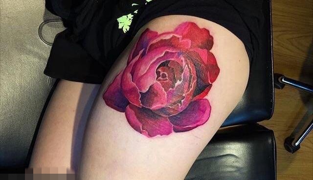 女生大腿上彩绘植物素材花朵纹身图片