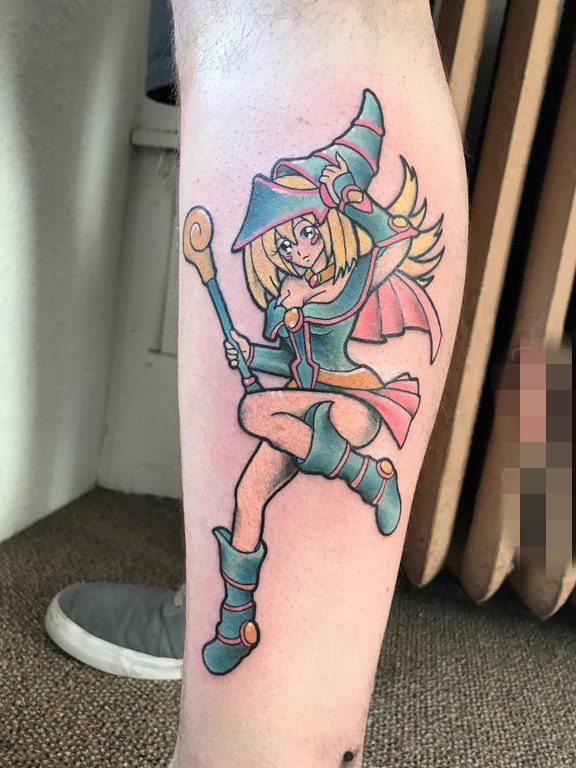 女生手臂上彩绘动漫卡通小精灵女孩纹身图片