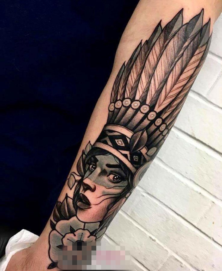 女生手臂上黑灰植物素材点刺技巧印第安人纹身图片