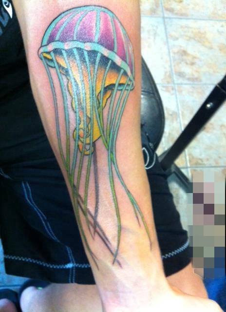 男生手臂上彩绘小动物抽象线条水母纹身图片