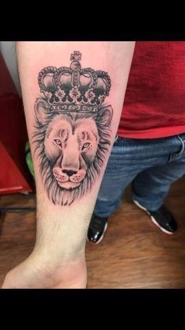 男生手臂上黑灰素描皇冠狮子纹身图片