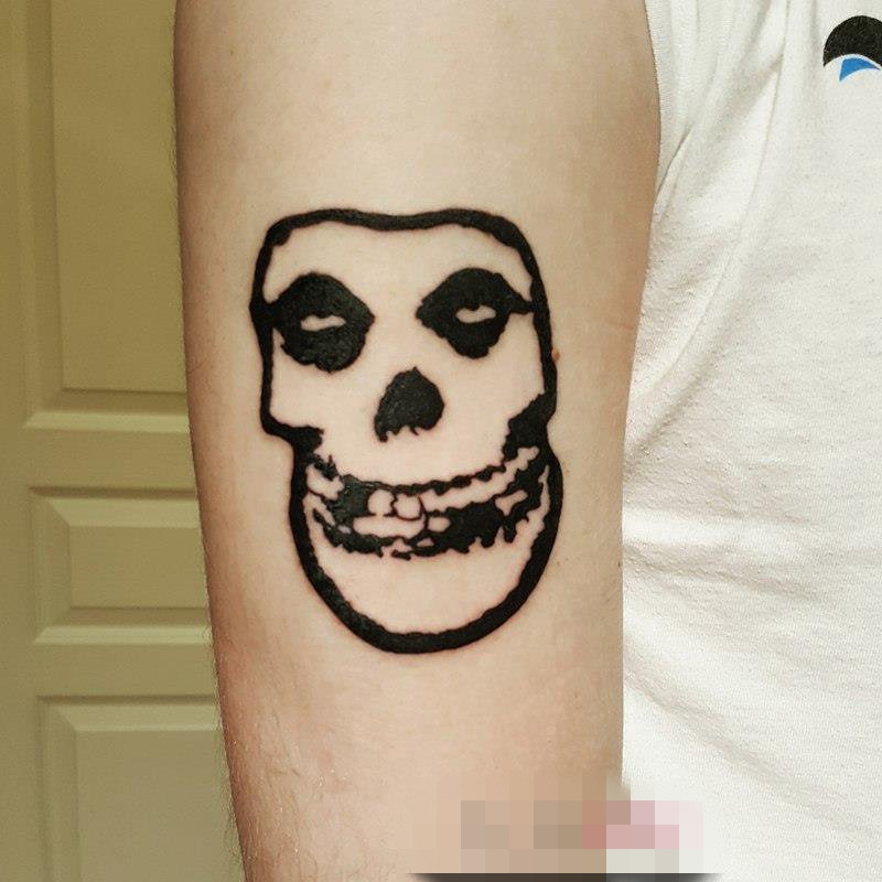 男生手臂上黑色几何元素抽象线条骷髅头纹身图片
