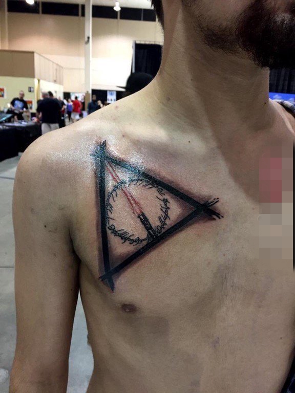 男生锁骨下黑色线条几何元素创意纹身图片