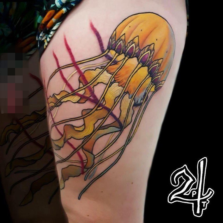 女生大腿上彩绘技巧动物抽象线条水母纹身图片