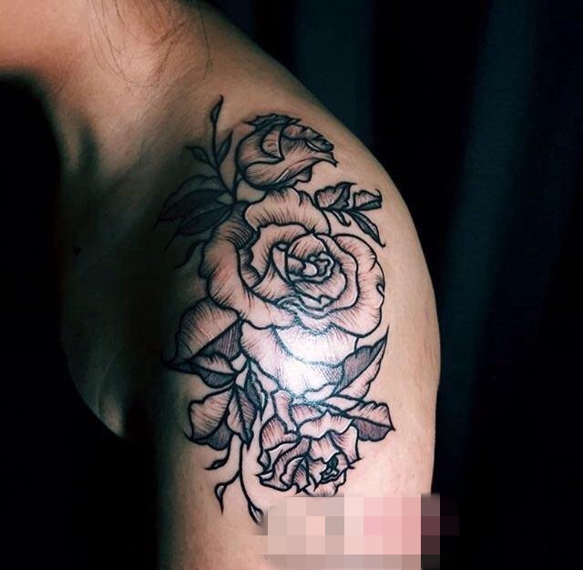 女生肩膀上黑灰唯美花朵纹身图案