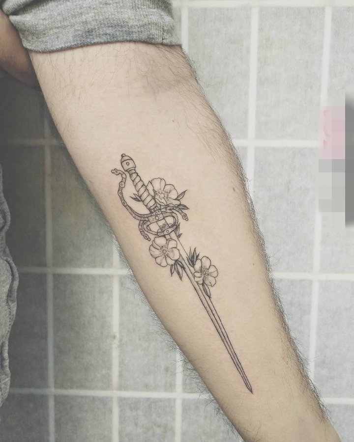 女生手臂上黑色线条文艺小清新花剑纹身图片