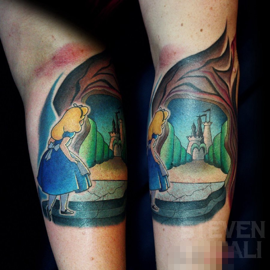 女生小腿上彩绘人物肖像爱丽丝梦游仙境纹身图片
