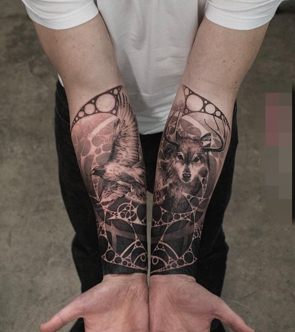 手臂上黑灰点刺技巧抽象线条个性纹身图案