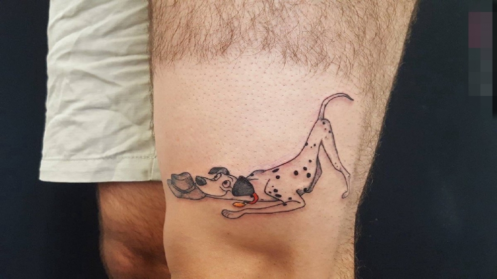 男生大腿上黑灰线条动物斑点狗纹身图片
