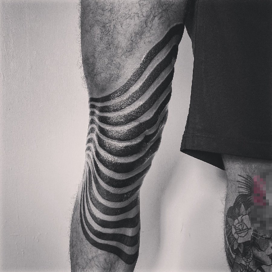 男生大腿上黑色简单个性抽象线条纹身图片