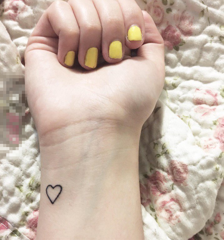 女生手腕上黑色几何元素简单线条爱心纹身图片