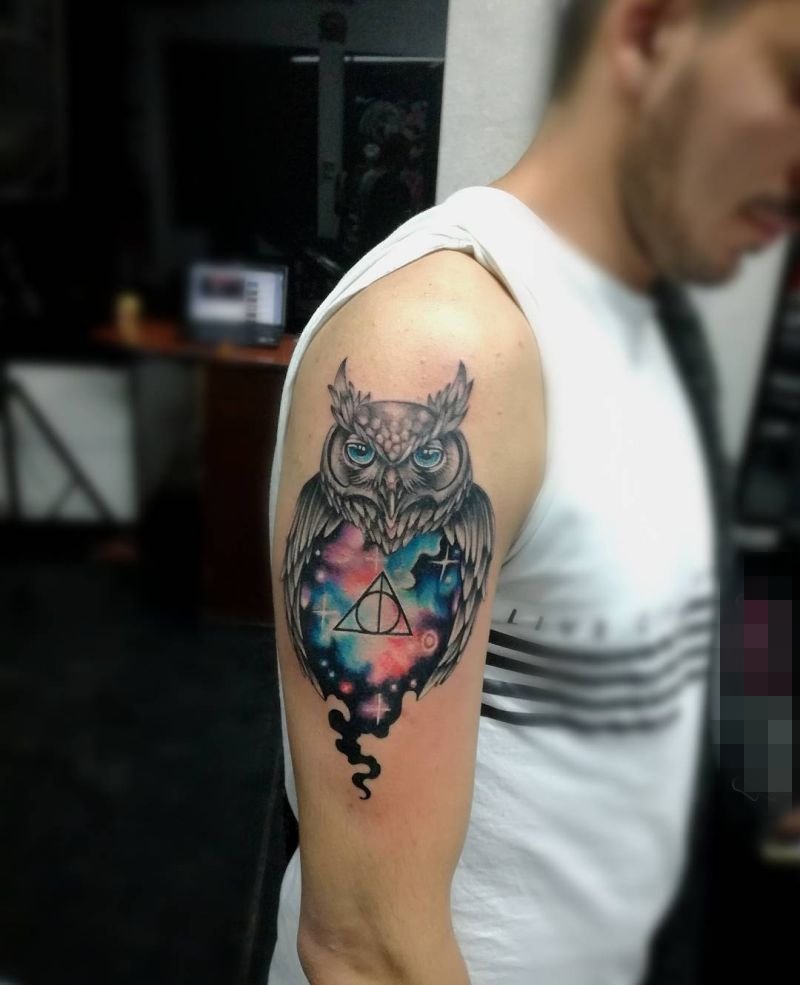 男生手臂上彩绘猫头鹰创意个性纹身图片