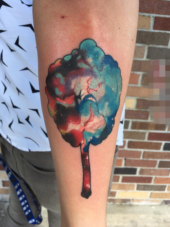 男生手臂上彩绘宇宙素材简单线条树纹身图片