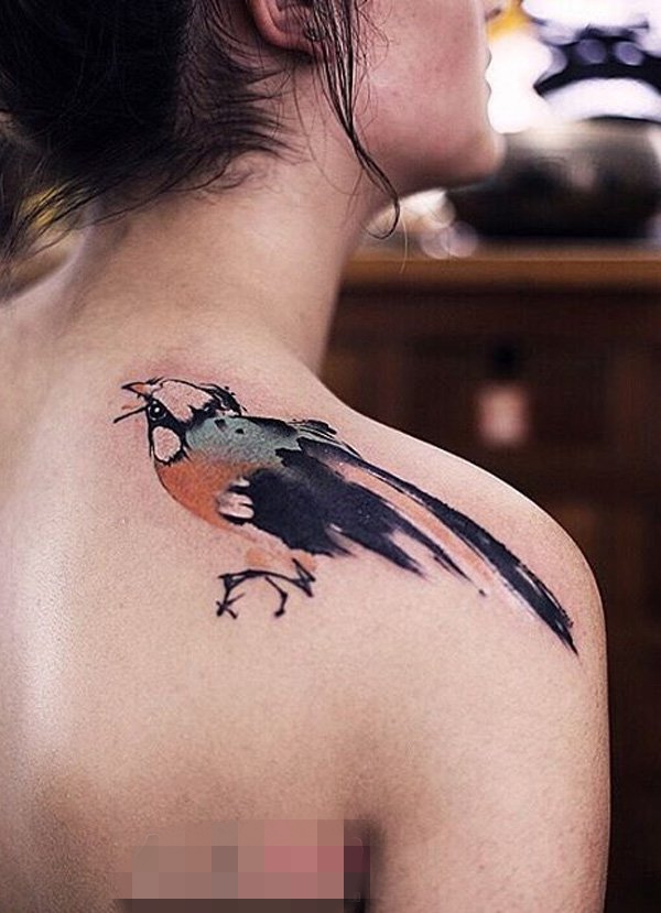 女生背部彩绘水墨创意小鸟纹身图片