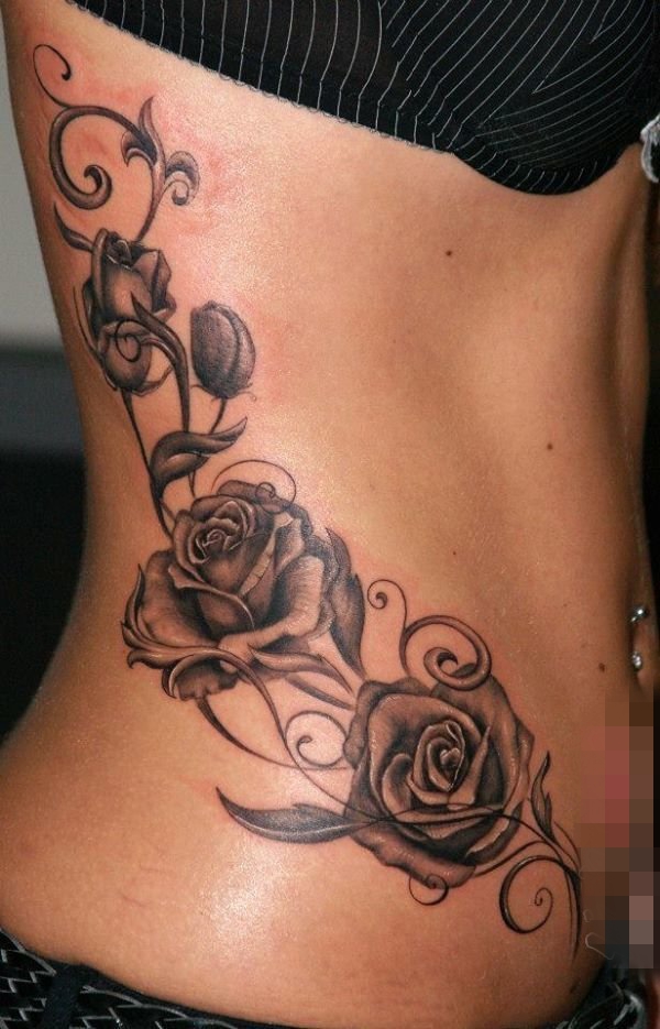 女生侧腰上黑色素描唯美玫瑰纹身图片