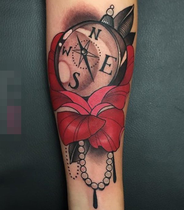 女生手臂上彩绘创意花朵指南针纹身图片