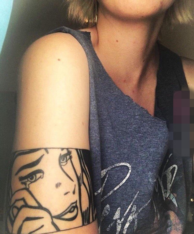 女生手臂上黑色肖像纹身图片