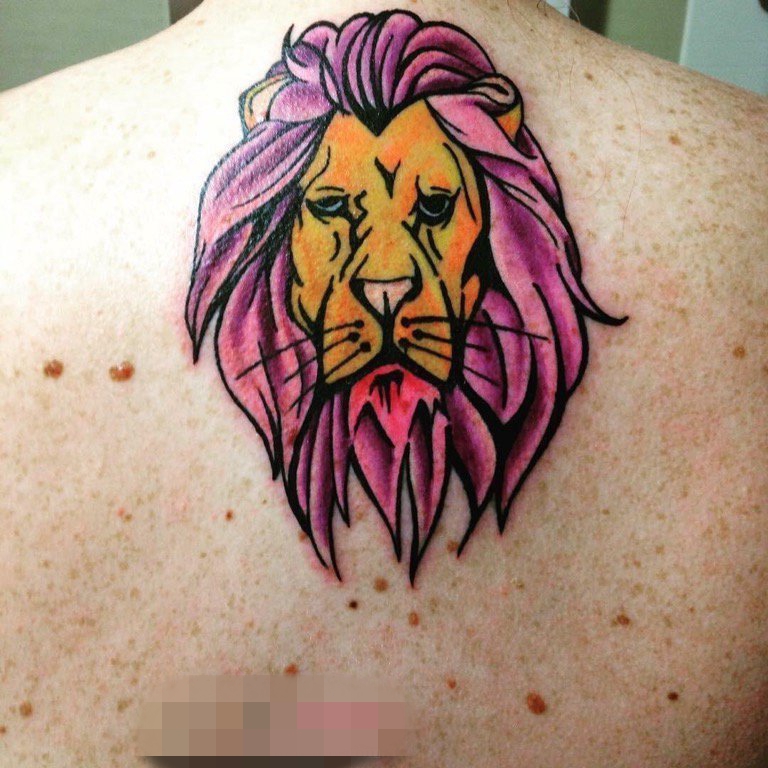 男生背部彩绘水彩霸气狮子头纹身图片