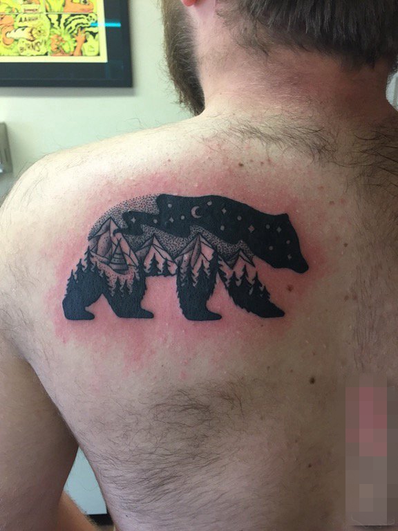 男生后背上黑白色风景与熊纹身图片