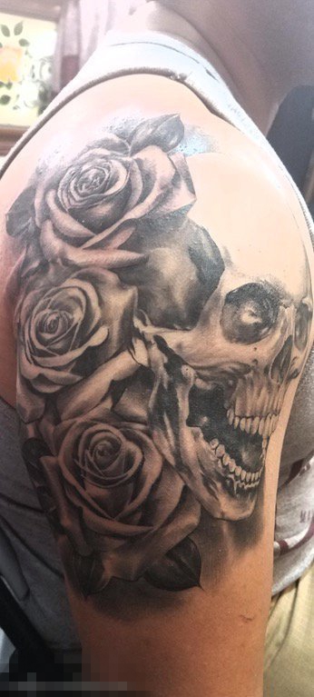 男生手臂上黑白灰色骷髅与玫瑰图片