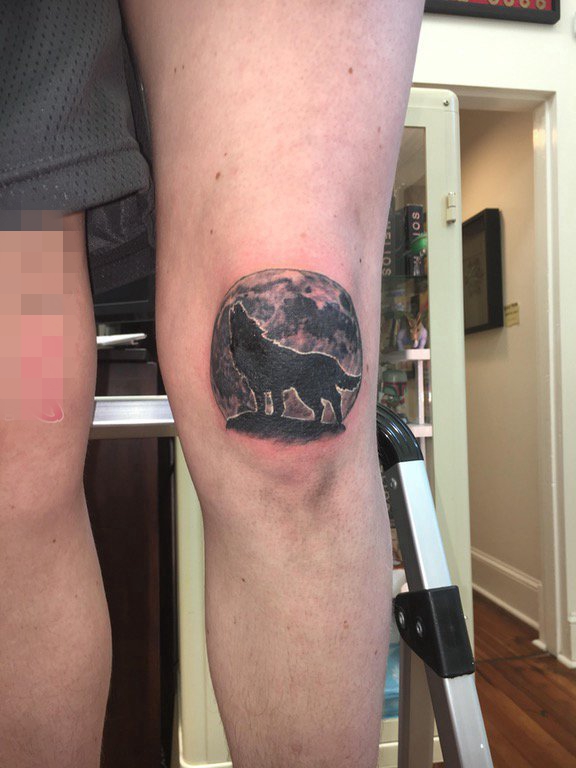 男生膝盖上黑灰色狼与圆月纹身图片