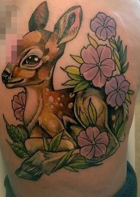 女生侧腰上彩绘植物素材花朵和小鹿斑比纹身图片
